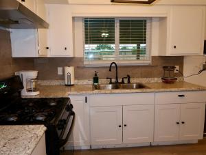 Køkken eller tekøkken på Cozy Home with Relaxing Backyard