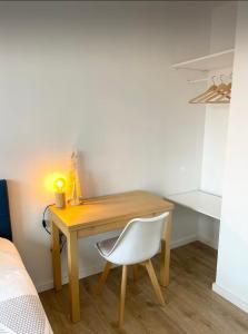 Ένα ή περισσότερα κρεβάτια σε δωμάτιο στο Chambre privée route des vins