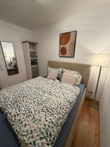 Una cama o camas en una habitación de Oase mit großer Terrasse Ihr gemütliches Zuhause im Grünen nähe Köln