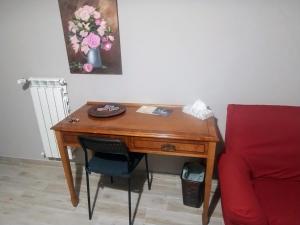a desk with a red chair next to a desk with a red desk at B&B A casa di nonna Elisa in Pratola Peligna