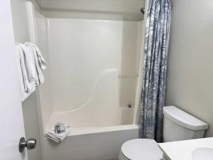 une salle de bain avec des toilettes blanches et une douche dans l'établissement Island Sands 103 Gulf front condo, à Fort Walton Beach 21 autres photos