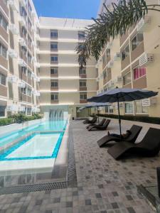 Piscina de la sau aproape de Family-Friendly 2BR Staycation near Nuvali & Enchanted Kingdom