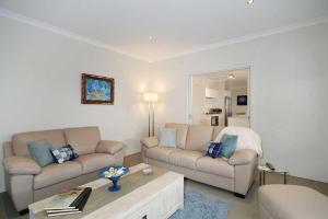 The lounge or bar area at Penguin 4 Bedroom House by Shoalwater Executive Homes