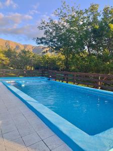 Corazon de Montaña في ميرلو: مسبح ازرق بجبال في الخلف