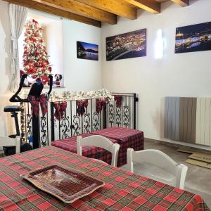 Eva Lake Endine Hospitality في إندين جياناو: غرفة بها شجرة عيد الميلاد وطاولة وكراسي