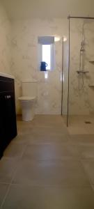 Ferry Lodge Cottage في غابات كيلرَش: حمام ابيض مع مرحاض ودش