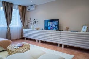 The GOR Apartment في كيسكيميت: غرفة معيشة مع تلفزيون فوق خزانة ملابس