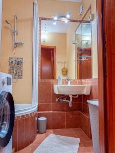 The GOR Apartment في كيسكيميت: حمام مع حوض ودش