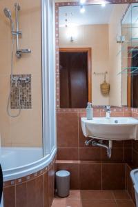 The GOR Apartment في كيسكيميت: حمام مع مغسلة ودش وحوض استحمام