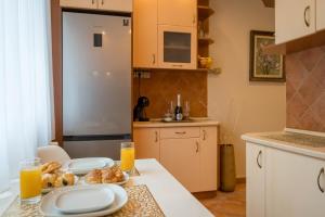 The GOR Apartment في كيسكيميت: مطبخ مع طاولة عليها صحون طعام +27 صورة