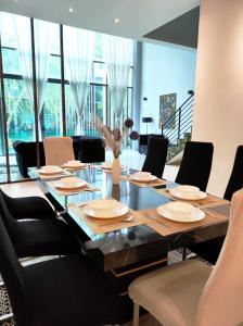 Гостиная зона в Cyberjaya Puchong JWJ Pool Villa 4BR Luxury Reno