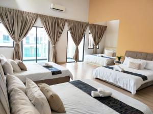 Кровать или кровати в номере Cyberjaya Puchong JWJ Pool Villa 4BR Luxury Reno +82 фотографии