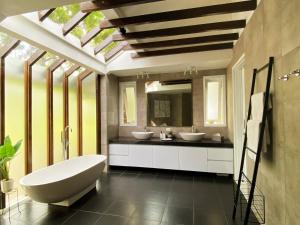 Ένα ή περισσότερα κρεβάτια σε δωμάτιο στο Rumah Arunika 27 +13 φωτογραφίες