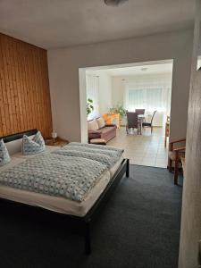 Un dormitorio con una cama y una sala de estar. en Gasthof Bergquelle, en Wandlitz