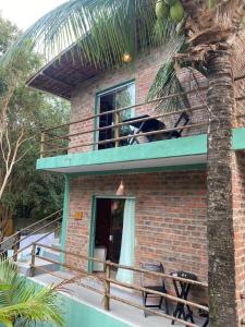 a house with a dog on the balcony at MOVE quartos de hotel in Pipa