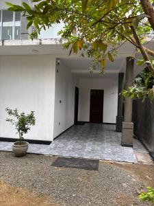 Villa Kia Ora في غالي: مبنى ابيض فيه باب ومصنع +6 صور