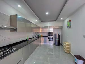 eine große Küche mit Küchengeräten aus Edelstahl und einer Theke in der Unterkunft Madzo Holiday homes in Mombasa