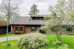 een stenen huis met een zwart dak bij Dávidi talo 