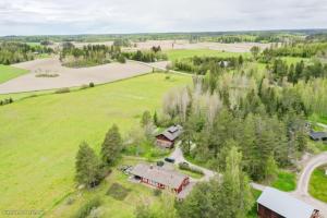 een luchtfoto van een huis in een veld bij Dávidi talo 