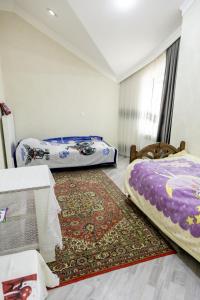 SkyGate Guesthouse : غرفة بسريرين وسجادة