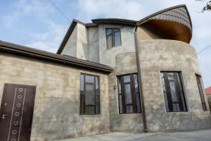 SkyGate Guesthouse : منزل ذو سقف منحني وباب أسود