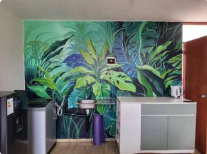een muur met een muurschildering van een jungle bij Casa hogareña Pequeña in Ica