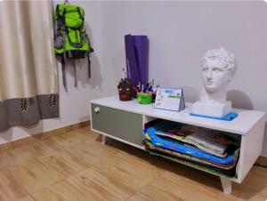 een witte tafel met daarop een borstbeeld van een hoofd bij Casa hogareña Pequeña in Ica