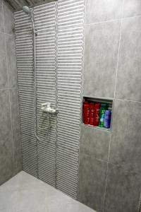 SkyGate Guesthouse : دش في حمام مع دش +21 صورة