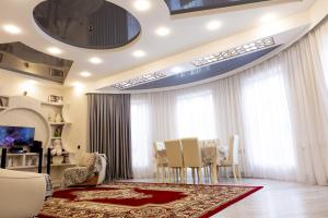 SkyGate Guesthouse : غرفة معيشة مع طاولة وغرفة طعام