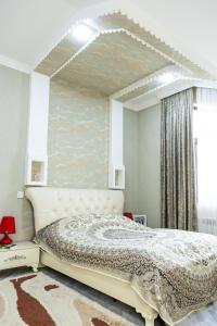 SkyGate Guesthouse : غرفة نوم بها سرير كبير في الغرفة