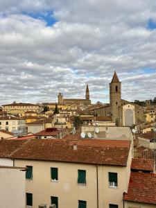 Γενική άποψη της πόλης Αρέτσο ή θέα της πόλης από  αυτό το δωμάτιο σε οικογενειακή κατοικία