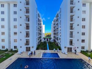 Blick auf den Innenhof eines Gebäudes mit Pool in der Unterkunft Madzo Holiday homes in Mombasa