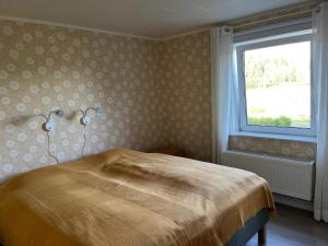 una camera da letto con un letto e una finestra di 4 star holiday home in Molkom a Ransäter