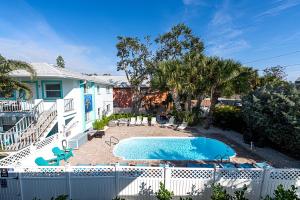 a swimming pool in a yard next to a house at 2bd 2ba Beachside E 3Min to Beach Pool! in Clearwater Beach