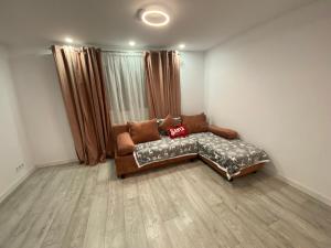 een woonkamer met een bank in een kamer bij Lad Petite Maison in Craiova +38 foto's