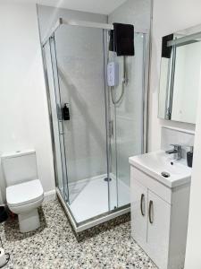 Ένα μπάνιο στο Modern 1 Bedroom Apt 7 near City Centre Parking