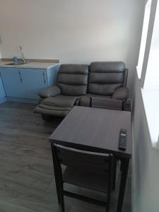 Χώρος καθιστικού στο Modern 1 Bedroom Apt 7 near City Centre Parking
