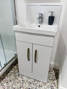 Φωτογραφία από το άλμπουμ του Modern 1 Bedroom Apt 7 near City Centre Parking στο Μπέλφαστ