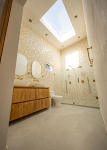a bathroom with a sink and a toilet and a skylight at Sababa Resort El paredon in El Paredón Buena Vista