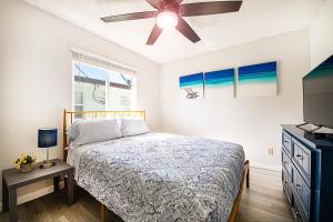 a bedroom with a bed and a ceiling fan at 2bd 2ba Beachside E 3Min to Beach Pool! in Clearwater Beach +29 photos