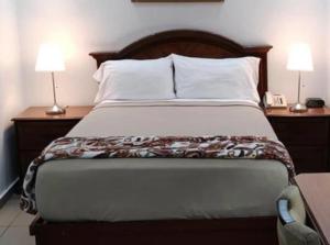 Micro Hotel Condo Suites tesisinde bir odada yatak veya yataklar +8 fotoğraf