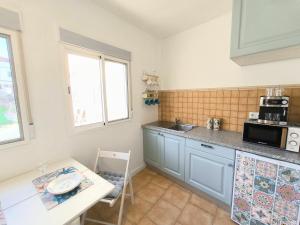 una cucina con un lavello e un piano di lavoro di Casa Dace Renovated Studio - Fast Wi-Fi, Near Ocean, Ideal for Long Stays a San Nicolás Altre 4 foto