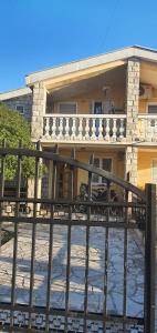 Budova, kde se vila nachází