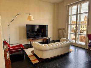 a living room with a couch and a television at Terrazza sul Duomo in Arezzo