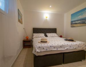 En eller flere senge i et værelse på Apartmani Marita