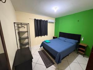 Ένα ή περισσότερα κρεβάτια σε δωμάτιο στο Apartamento completo e central! Casa Joana!