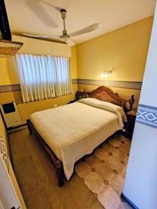 Un dormitorio con una cama y un ventilador de techo. en Hotel Ritz, en Villa Carlos Paz 49 fotos más