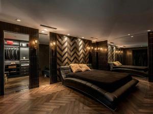 En eller flere senge i et værelse på Luxury Villa Heated Indoor Pool + 37 billeder