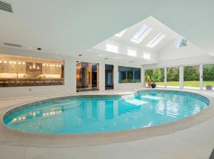 Swimmingpoolen hos eller tæt på Luxury Villa Heated Indoor Pool