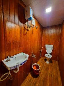 Pawan leke cottage في Kolvan: حمام مع حوض ومرحاض